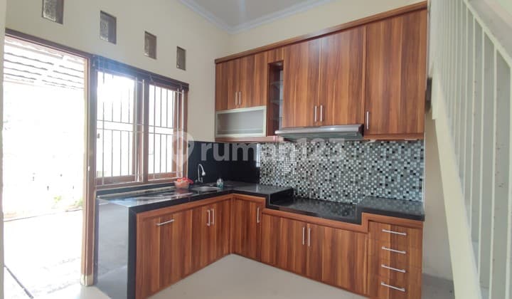 House Near UGM Under 2M, Land Area 150 Building Area 200, 5 Bedrooms