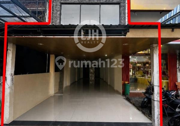 Shophouse for Sale in Legian, Busy Area, Unfurnished, Surrounded by Villas, Hotels, and Restaurants, Suitable for Business.