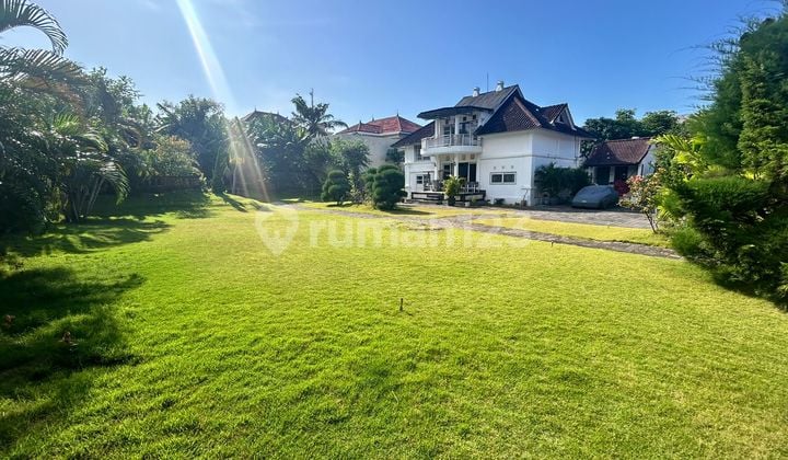 For Rent: Land and Building in a Strategic Location on Mertanadi Street, Kuta, Suitable for Restaurant or Sports Center Business.