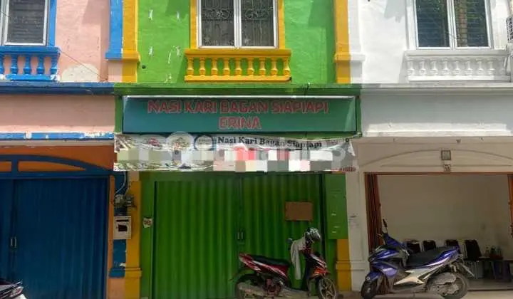 Taman Surya 5, Pegadungan, Kalideres, West Jakarta.. For Rent: 2-floor shophouse. Minimum rental period 2 years, Deposit 10 million IDR. Photo shows a glass door, but currently the glass door is no longer there. Facing south, PLN electricity 5500W, water from WTP (Water Treatment Plant).-R0b