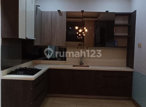 Golf Lake, Cengkareng, West Jakarta..For Rent 2-Story House, Slightly Negotiable Price, Furnished+Interior, Southeast Facing, 2 Kitchens, 2 ACs, PLN 7700W, Piped Water, Photos Attached, Condition Newly Finished Lease Period (Owner Will Tidy Up First).-T4n