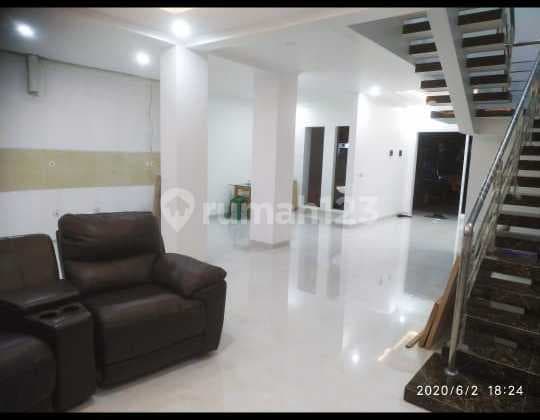 Taman Surya 5, Dijual Rumah 2 Lantai, Carport 2 Mobil, Air Pam Palyja, Listrik 3500w, Shm , Sudah Renovasi - Row Jalan 3 Mobil