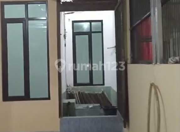 Duri Kosambi, Jakbar..Disewa Rumah 2 Lt, Hadap Timur, Minimal Sewa 2 Thn, Deposit 5jt, 1 Area Laundry, Row Jln 2 Mbl, Listrik 2200w Abudemen, IPL 150rb per bln, Air PAM.