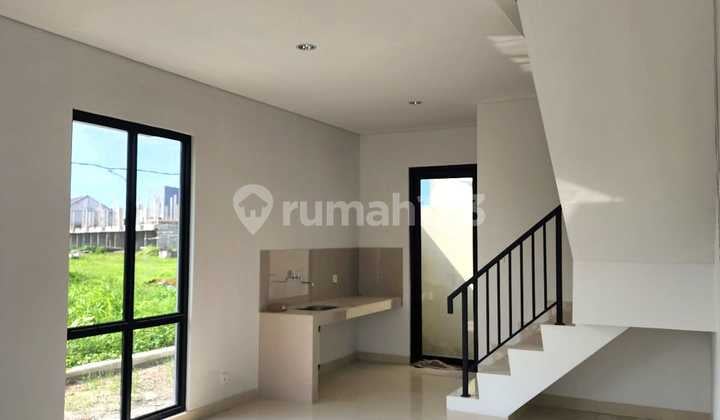 Royal Palm Blossom, Taman Surya, Pegadungan, Kalideres, West Jakarta..For Rent: 2-Story Corner House, Minimum Lease 2 Years, Deposit 10 Million, Currently Rented Until End of April 2026, PLN 2200W, Tap Water, AC, TV, Water Pump.-L15.9u