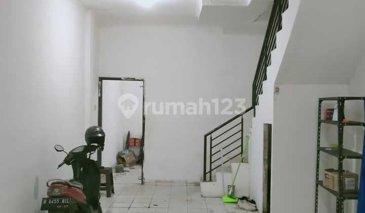 Permata Taman Palem, Cengkareng, Jakbar..Disewakan Ruko 2.5 Lt, Minimal Sewa 2 Thn, untuk Sewa Setahun Dicoba Pengajuan, Hadap Timur, Ruko Menghadap ke Jalan Besar.
