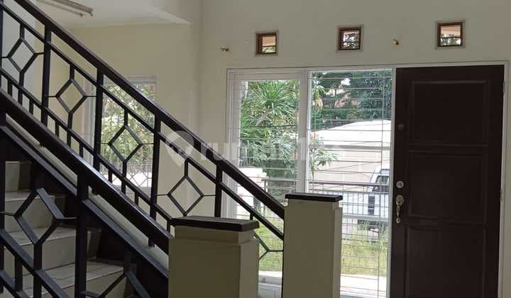 Taman Surya, Jakbar..Disewa Rumah 2 Lt, Minimal Sewa 2 Thn, Rapi Siap Huni, 1 Gudang, Row Jln 3 Mbl, PLN 2200W, Air Pam.-M3rn1