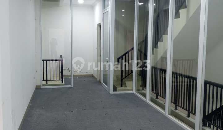 Green Lake, Cipondoh, Tangerang. For rent: 3.5-story shop house, lease available for 1 year, not permitted for food and beverage businesses, electricity capacity 4400W, water supply from WTP to WT.