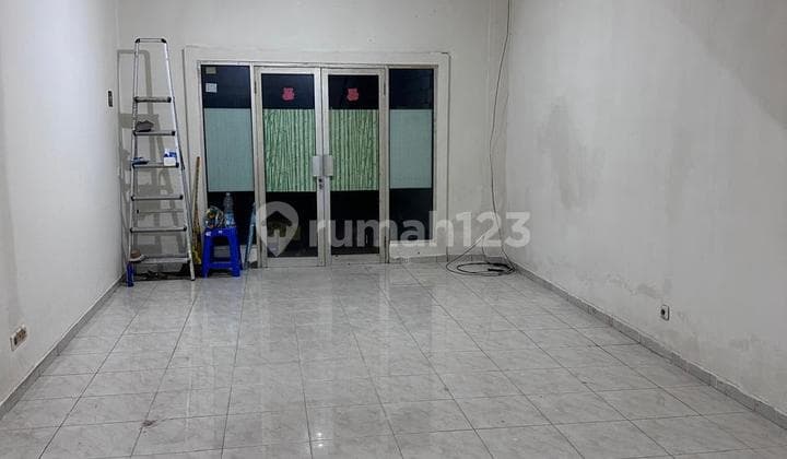 Taman Surya 5, Pegadungan, Kalideres, West Jakarta. For rent: Rukan (shop/office) 2 floors. Note: Remaining lease period until August 8, 2027, facing inward, deposit IDR 5 million, land area 4 x 18 (72 m²), building area ±144 m², 2 bedrooms, 2 bathrooms, 5,500W electricity, freehold title (SHM).