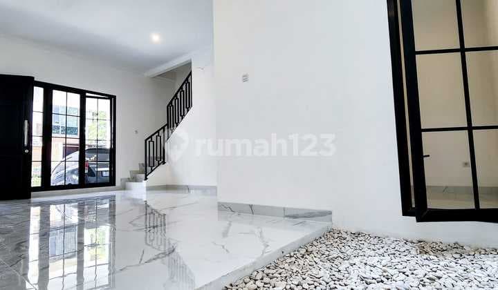 Rumah Bangunan Baru Siap Huni American Classic di Graha Raya