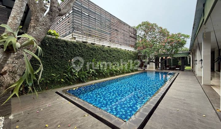 Rumah Mewah Konsep Rustic dengan Pool Siap Huni Lokasi Asri di Jagakarsa