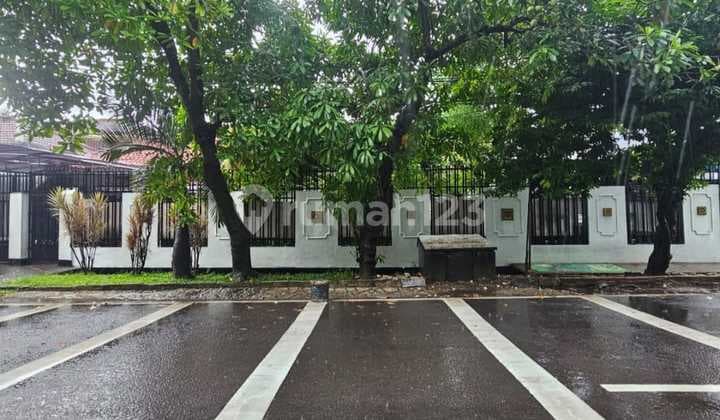 Rumah Cantik Terawat Hitung Tanah Lokasi Strategis di Kebayoran Lama