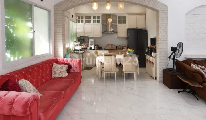 Dijual Rumah Luas dengan Private Pool di Sektor 9 Bintaro