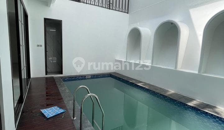 Rumah Mewah Dengan Swimming Pool di Sektor 9 Bintaro