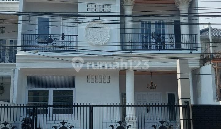 Rumah 2 Lantai dengan Private Pool di Komplek Cinere