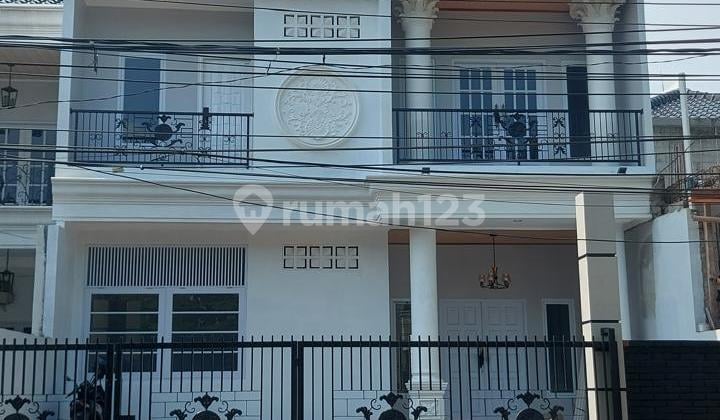 Rumah 2 Lantai dengan Private Pool di Komplek Cinere