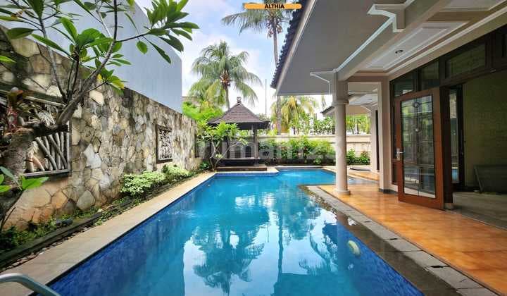 Rumah dengan Private Pool di Cluster Favorit Sektor 9 Bintaro
