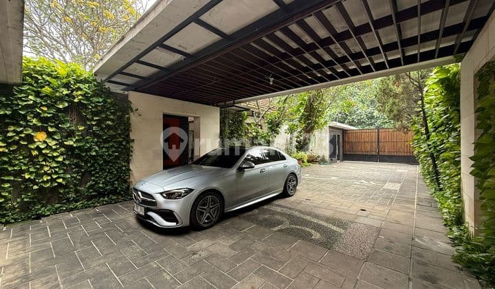 Rumah Mewah Homey dengan Private Pool Lokasi Jakarta Selatan