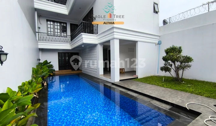 Rumah Classic Modern dengan Private Pool Dekat Area Pesanggrahan