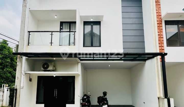Rumah Sandinavian 2.5 Lantai di Townhouse Dekat St MRT Cilandak