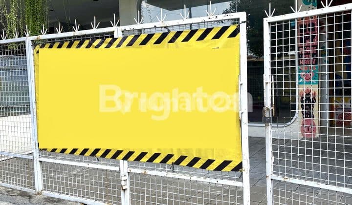 2-STORY SHOPHOUSE SPACIOUS STRATEGIC LOCATION ON THE SIDE OF THE ROAD NEAR THE PRAWIROTAMAN TOURIST AREA IN THE CENTER OF YOGYAKARTA CITY