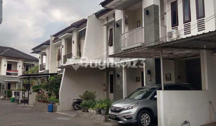 RUMAH 2LT FULLY FURNISHED DALAM CLUSTER LOKASI STRATEGIS DEKAT KANTOR BALAI KOTA YOGYAKARTA