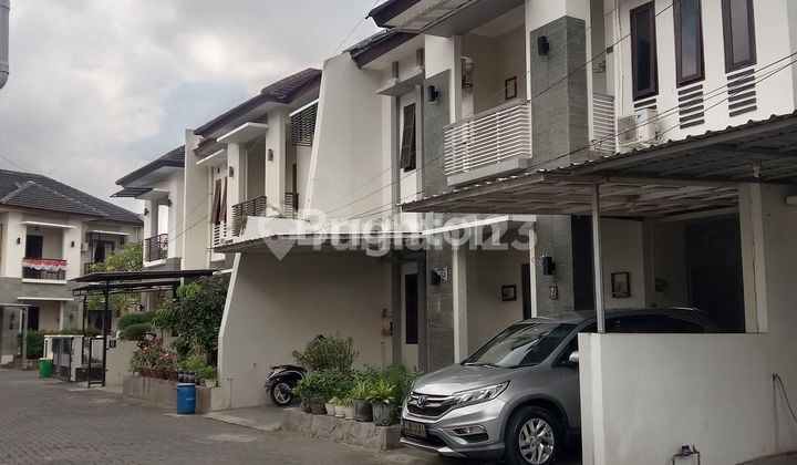 RUMAH 2LT FULLY FURNISHED DALAM CLUSTER LOKASI STRATEGIS DEKAT KANTOR BALAI KOTA YOGYAKARTA