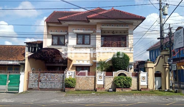 RUMAH BESAR 2LT LOKASI STRATEGIS PINGGIR JALAN ASPAL DEKAT XT SQUARE UMBULHARJO