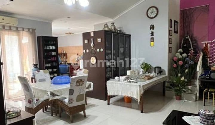 Rumah 2 Lantai ,Luas Tanah Besar,Si Tengah Komplek