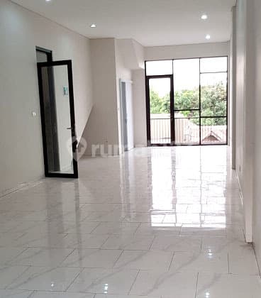 Ruang Usaha Lantai 3 renderng Siap Huni Bagus Ramai Disewakan