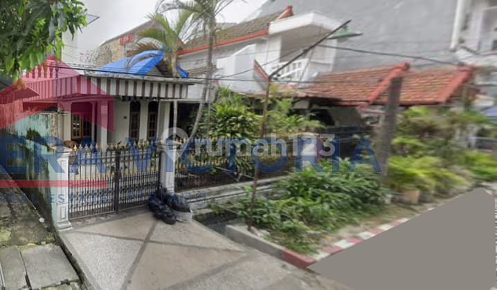 Rumah Strategis Jantung Surabaya Lingkungan Tenang, Jalan Lebar, Semi Furnished