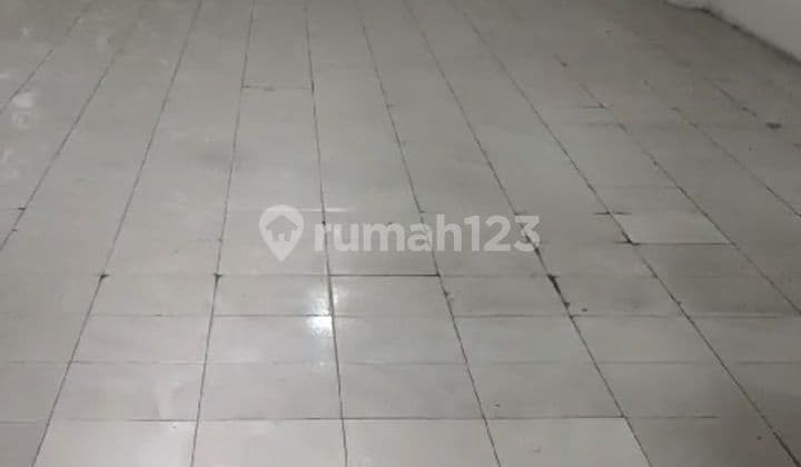 Three-Storey Ruko in Bratang, Suitable for Business and Residence