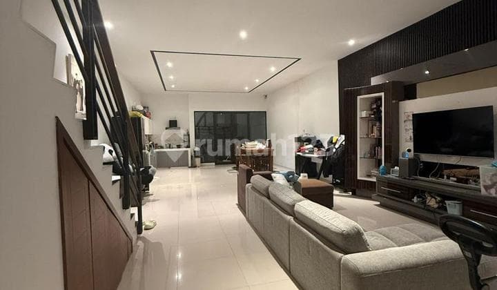 Rumah Modern Minimalis di Setraduta Cemara