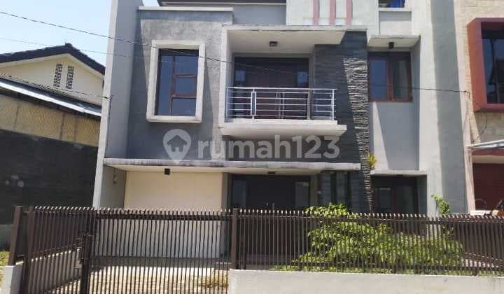 Rumah Pusat Kota Dalam Cluster di Sayap Lengkong