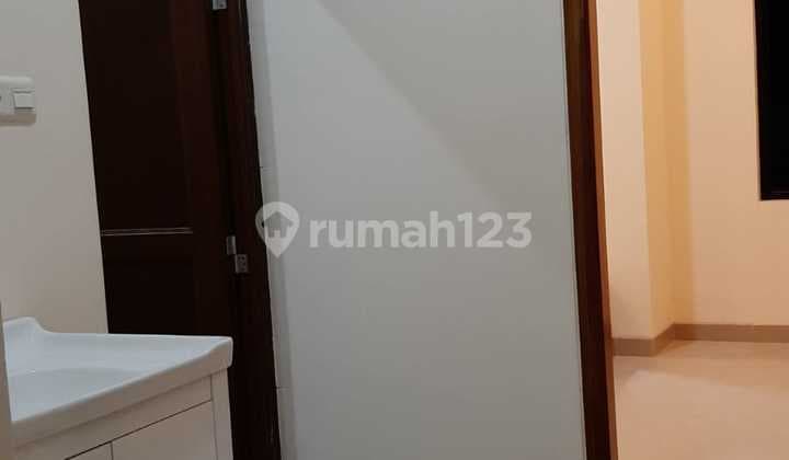 Rumah Dijual 3 Lantai Baru Semi Furnished SHM Harga 2 M Nego Bagus