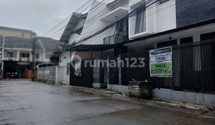 Rumah 2 Lantai Semi Furnish di Sayap Batununggal