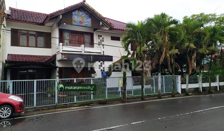 Rumah Hook 2 Lantai Posisi Mainroad di Tengah Kota, Cocok Untuk Usaha Dan Kantor