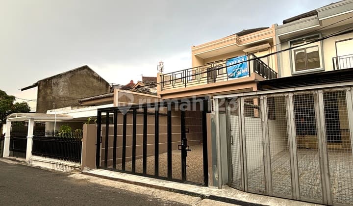 Rumah 2 Lantai Bangunan masih Baru di Area Turangga