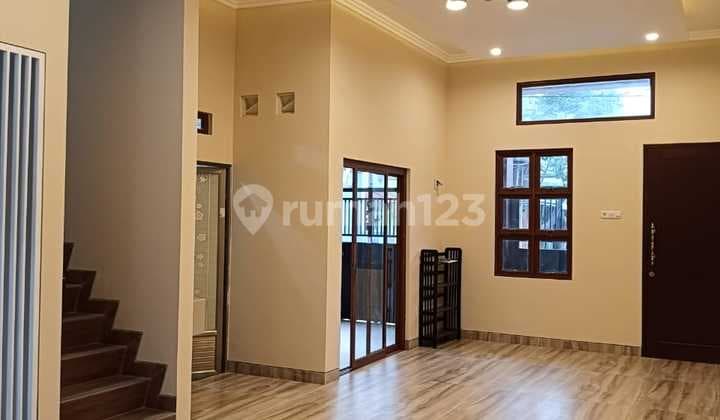 Dijual Rumah Cantik 3 Lantai di Poris Indah, Tangerang