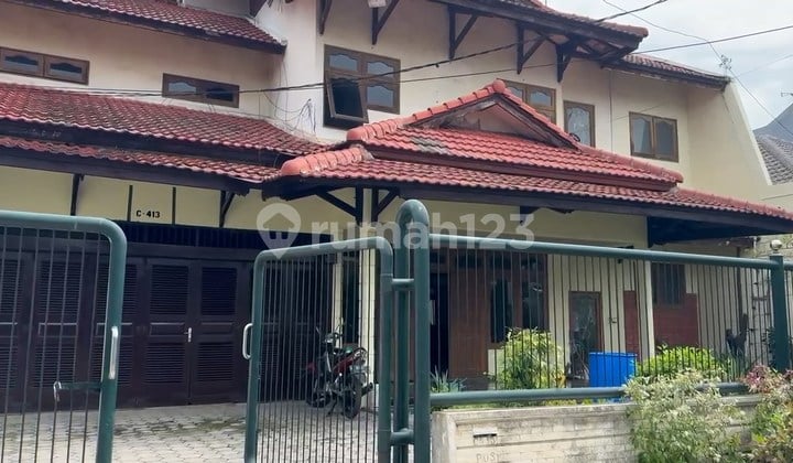 Rumah Klasik Nan Luas di Margorejo Indah Blok C