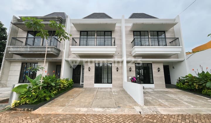 Rumah Baru 2 Lantai Desain Classic Modern di Jatiwaringin