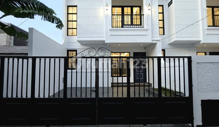 Rumah Baru Classic Siap Huni di Komplek Pondok Bambu Jakarta