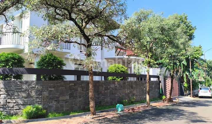 Rent a house in Bintaro with a strategic environment and easy access.