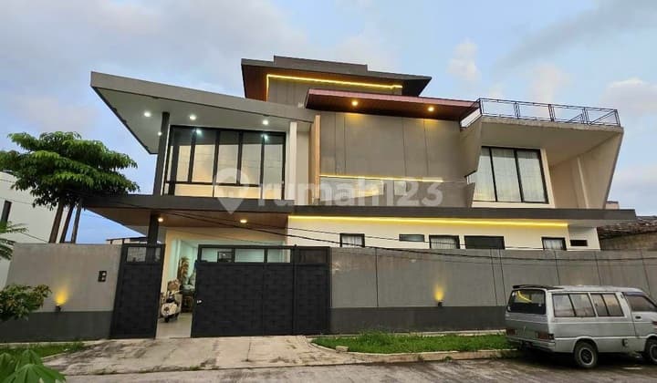 Luxurious 3-Story and Super Modern House in the Taman Kopo Katapang Area, Bandung