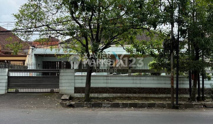 Dijual Rumah Premium Tengah Kota Terawat Kondisi Nyaman Bersih Ada Taman Depan Siap Huni Cocok untuk Rumah Tinggal atau Ruang Usaha Resto atau Guest House Selangkah Ijdjen Boulevard di Jalan Gunung-Gunung Malang Kota H749