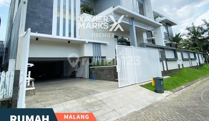 Dijual Rumah Hook Mewah 2Lt Bertaman Luas Dg Ruang Multifungsi dan Area Parkir Luas Siap Huni Lingkungan Aman Nyaman Lokasi Dekat Pusat Kota Dg Akses Sangat Mudah ke Banyak Fasum di Permata Jingga Soekarno Hatta Malang Kota H588