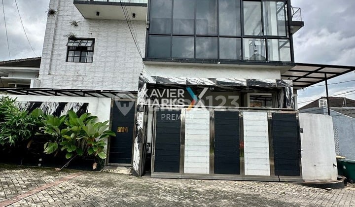 Dijual Rumah Bernuansa Villa Mewah 3Lt Ada Rooftop dan Private Pool Semi Furnish Dg Material Premium Siap Huni Lingkungan Aman Tenang Akses Mudah ke Arah Batu dan Dekat Fasilitas Umum di Karangploso Malang H555