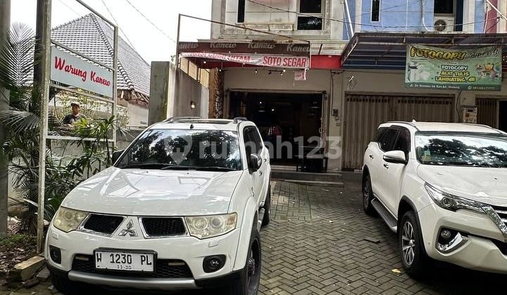 Dijual Ruko Minimalis Terawat 3Lt Kondisi Bagus Ada Parkir Kanopy Siap Pakai Lokasi Strategis Dekat Pusat Keramaian dan Aksesibilitas Tinggi ke Exit Tol dan Jalan Raya Kawasan Pusat Oleh-Oleh di Jl Dr Sutomo Klojen Malang H782