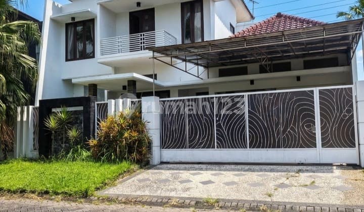Dijual Rumah Mewah 2Lt Semi Furnish Dg Kondisi Bagus Terawat Siap Huni Lingkungan Nyaman Elite dan Row Jalan Lebar Lokasi Kawasan Premium Dekat Bandara dan Pusat Kota Akses Mudah ke Exit Tol Singosari di Araya Golf Pakis Malang Kota H846