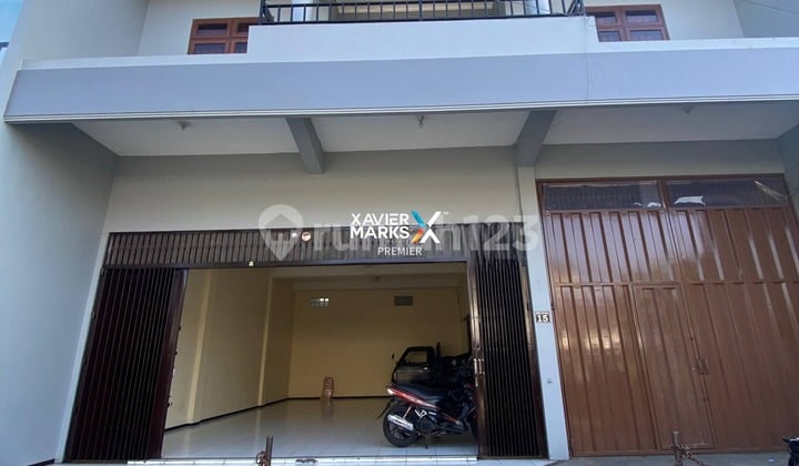 Disewakan Ruko Terawat dan Tengah Kota 2Lt Kondisi Bersih dan Bagus Dg Area Parkir Luas Siap Pakai Lokasi Strategis Cocok untuk Usaha atau Kantor Akses Mudah ke Area Kuliner dan Mahasiswa Dekat Kampus Brawijaya di Jalan Candi-Candi Malang Kota H809
