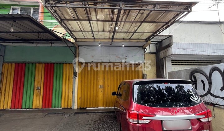 Dijual Ruko Terawat 2Lt Kondisi Bersih Bagus Dg Area Parkir Luas Siap Pakai Lokasi di Poros Jalan Selangkah ke Rs Soepraoen dan Bima Sakti Akses Mudah ke Banyak Tempat di Jalan S Supriadi Sukun Malang Kota H885